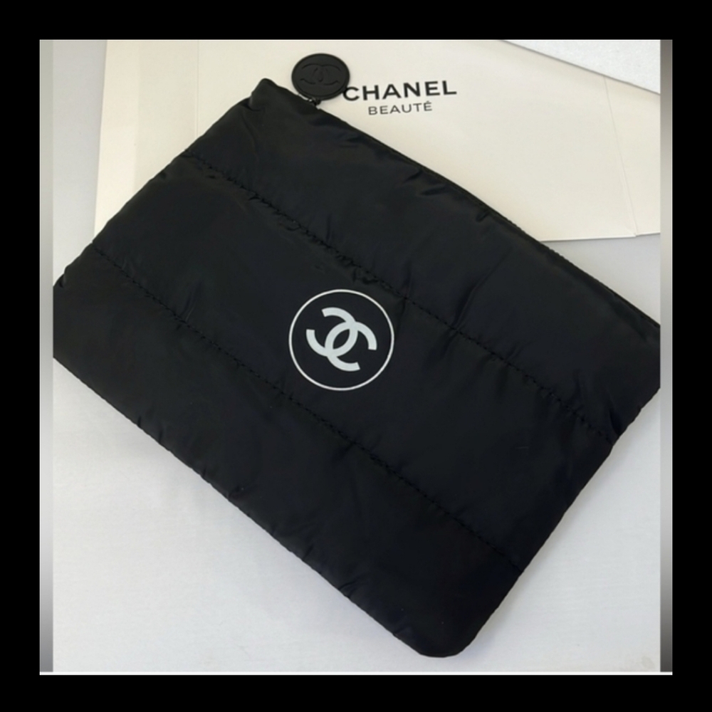 Unique Accessory Essential Pouch Or iPad Case For Protection - Picture 2 of 8